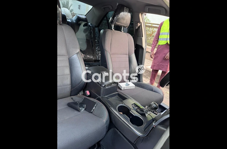 2016 TOYOTA CAMRY S E - 2/7