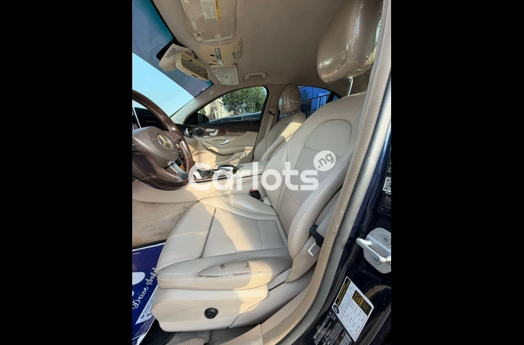 EXTREMELY CLEAN NIGERIAN USED MERCEDES BENZ C300 - 3/6