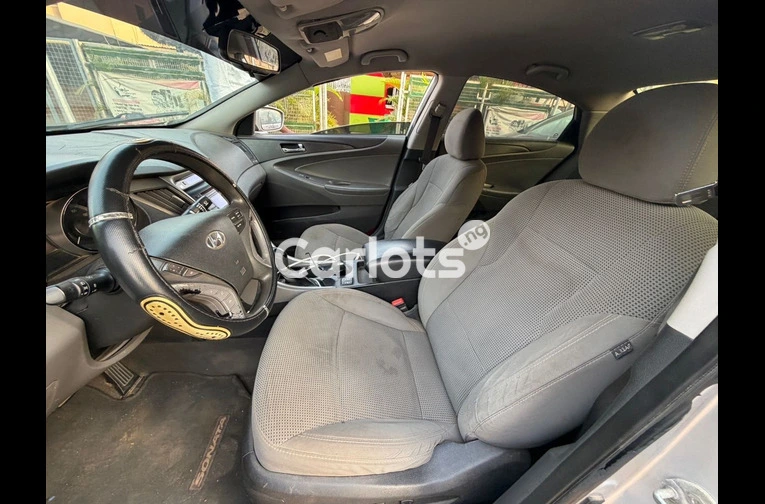 Nigerian Used 2013 HYUNDAI SONATA for sale in Garki, FCT - photo 4 of 7