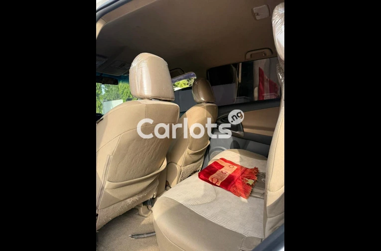 Nigerian Used 2012 TOYOTA RAV4 for sale in Kaduna - photo 4 of 7