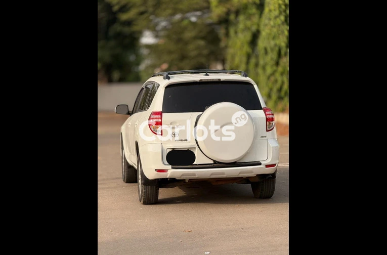Nigerian Used 2012 TOYOTA RAV4 for sale in Kaduna - photo 5 of 7