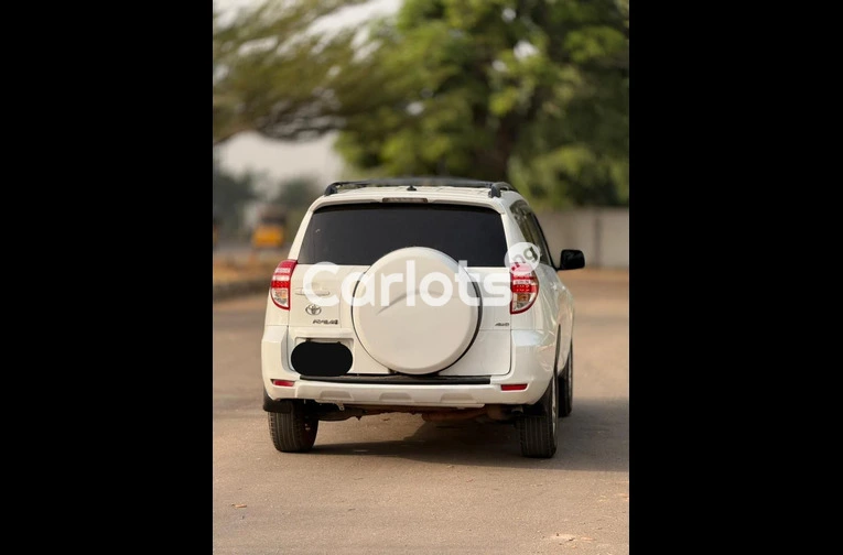 Nigerian Used 2012 TOYOTA RAV4 for sale in Kaduna - photo 6 of 7
