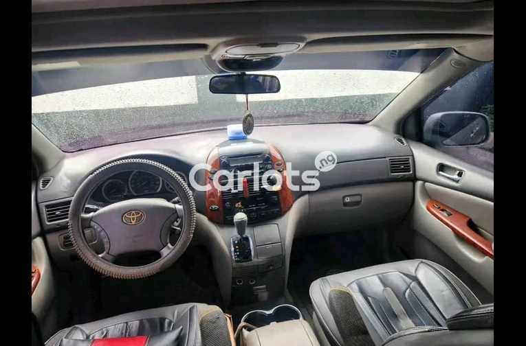 Very sound 2005 Toyota Sienna for sale in Abuja, FCT - thumbnail 2