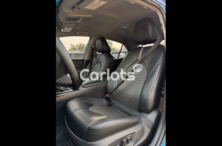 2019 TOYOTA CAMRY S E - 3/7