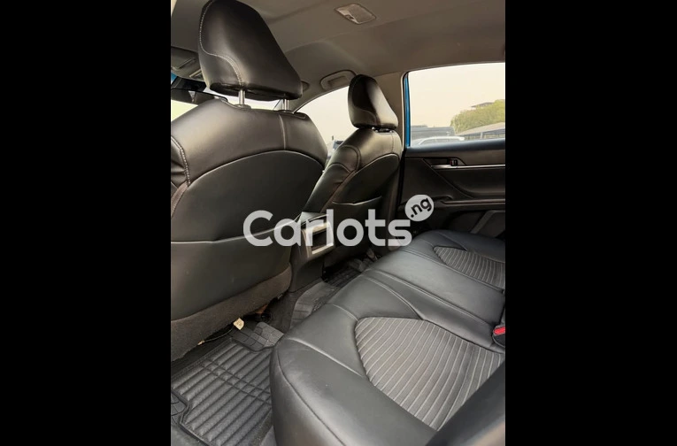 2019 TOYOTA CAMRY S E - 5/7
