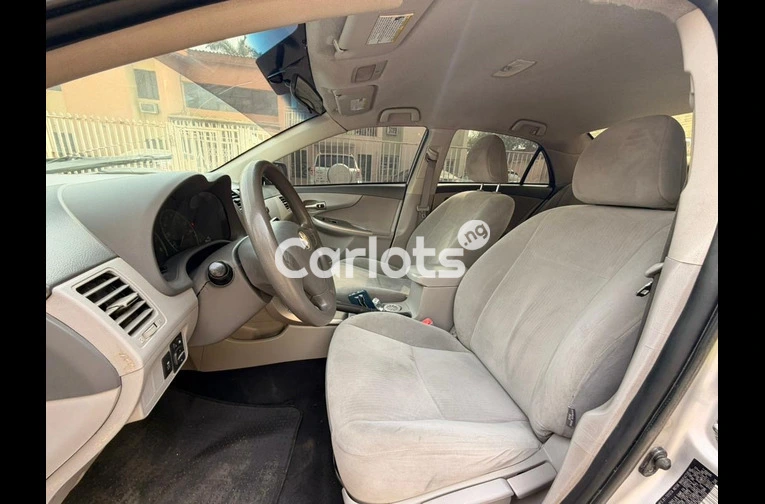 TOYOTA COROLLA 2010 - 3/7