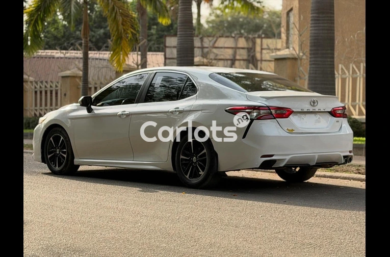 EXTREMELY CLEAN FOREIGN USED 2018 TOYOTA CAMRY MODEL - 1/7