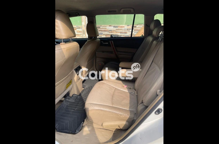 SUPER CLEAN 2010 TOYOTA HIGHLANDER LIMITED - 3/7