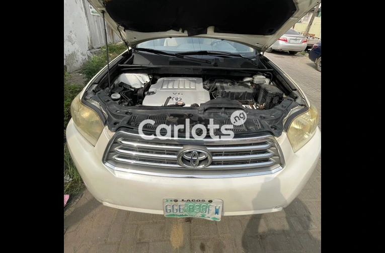 SUPER CLEAN 2010 TOYOTA HIGHLANDER LIMITED - 4/7