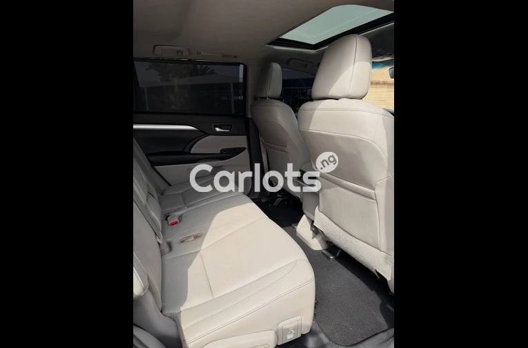 Foreign Used 2018 TOYOTA HIGHLANDER XLE for sale in Garki, FCT - photo 3 of 7