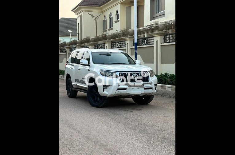 FIRST BODY 2017 TOYOTA PRADO TX.L
