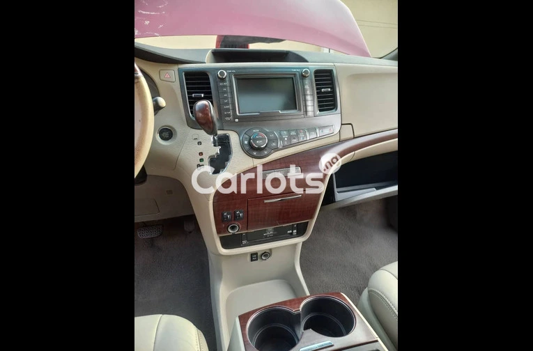 FOREIGN USED 2011 TOYOTA SIENNA LIMITED FULLEST OPTION for sale in Lagos - photo 2 of 7