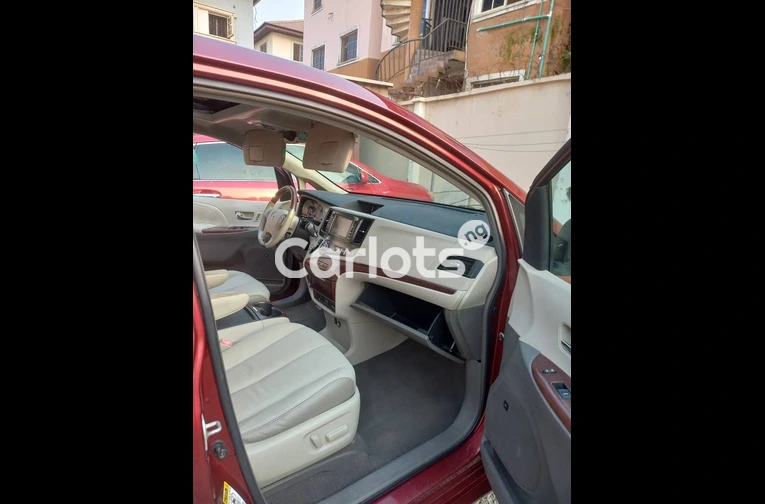 FOREIGN USED 2011 TOYOTA SIENNA LIMITED FULLEST OPTION for sale in Lagos - thumbnail 3
