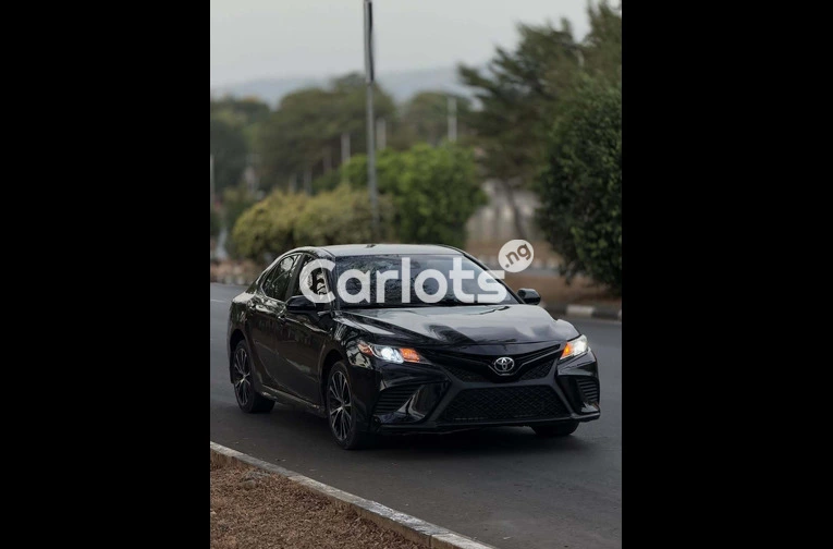 Foreign Used 2020 Toyota Camry SE for sale in Asokoro, FCT - thumbnail 3