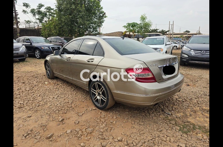 Nigerian Used 2010 MERCEDES BENZ C300 FOR SALE in Kaduna - photo 4 of 6
