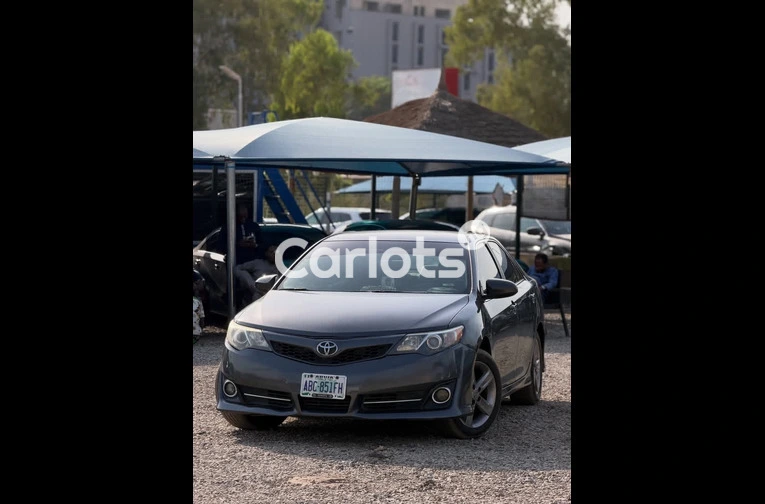 Clean 2013 TOYOTA CAMRY S E