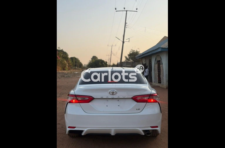 Nigerian Used 2019 TOYOTA CAMRY LE for sale in Kaduna - thumbnail 6