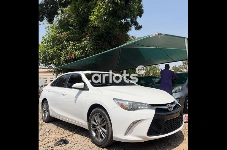 EXTREMELY CLEAN FOREIGN USED 2016 TOYOTA CAMRY WITH ORIGINAL CUSTOM DUTY for sale in Abuja, FCT - thumbnail 3