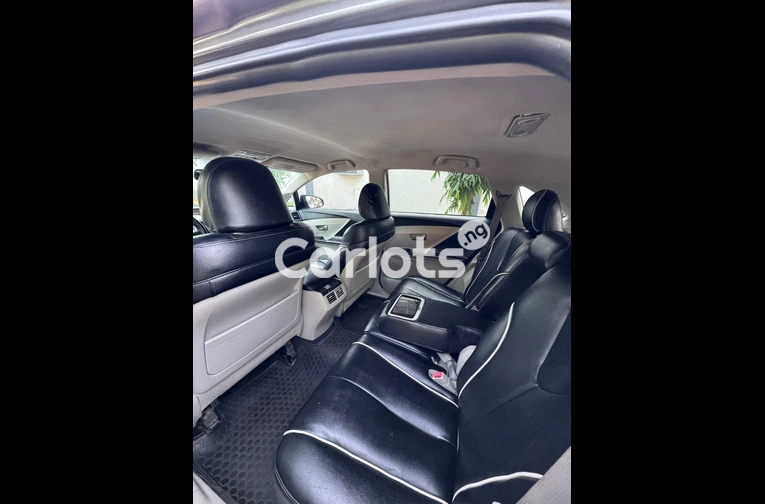 Nigerian Used 2013 KEYLESS TOYOTA VENZA FOR SALE in Lagos - photo 5 of 7