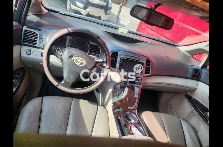 Nigerian Used 2010 TOYOTA VENZA 4CYL for sale in Lagos - thumbnail 3