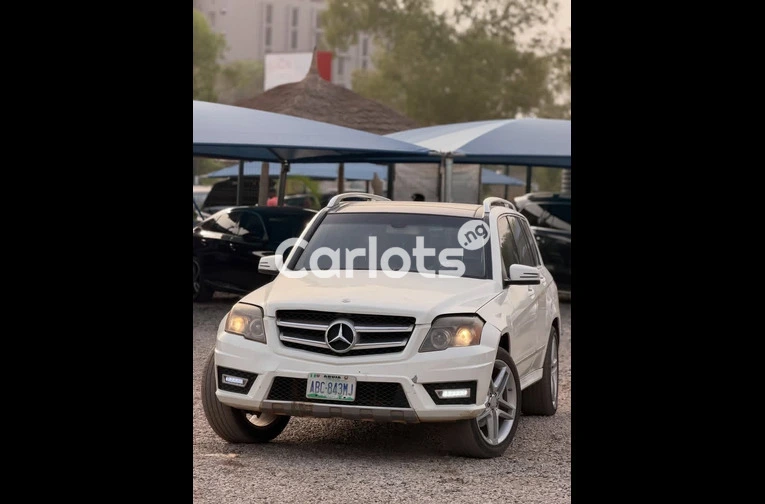 Extremely Clean 2011 Mercedes GLK 350 - 1/7