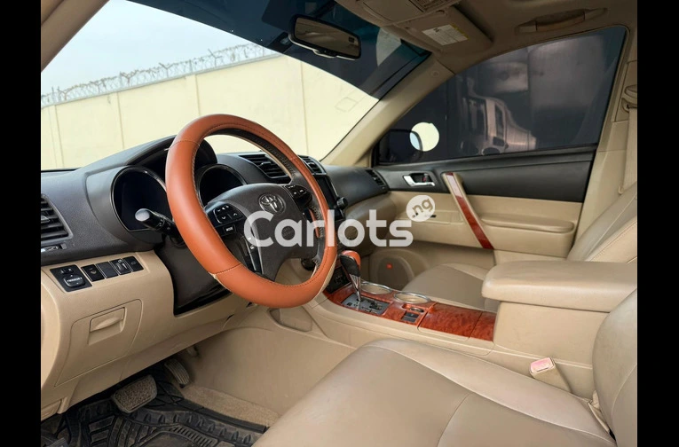 Nigerian Used 2011 KEYLESS TOYOTA HIGHLANDER for sale in Kaduna - photo 3 of 7