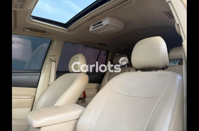 Nigerian Used 2011 KEYLESS TOYOTA HIGHLANDER for sale in Kaduna - thumbnail 5