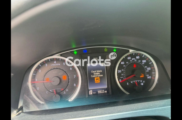 2016 TOYOTA CAMRY S E - 4/7