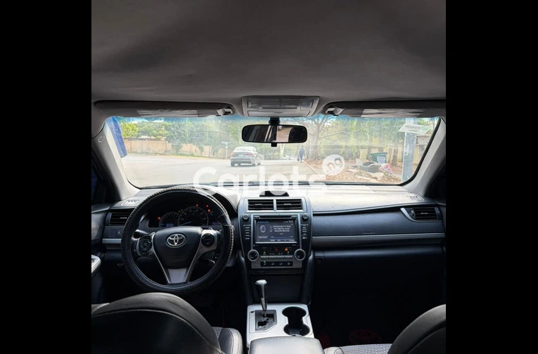 EXTREMELY CLEAN NIGERIAN USED 2013 TOYOTA CAMRY for sale in Abuja, FCT - thumbnail 3
