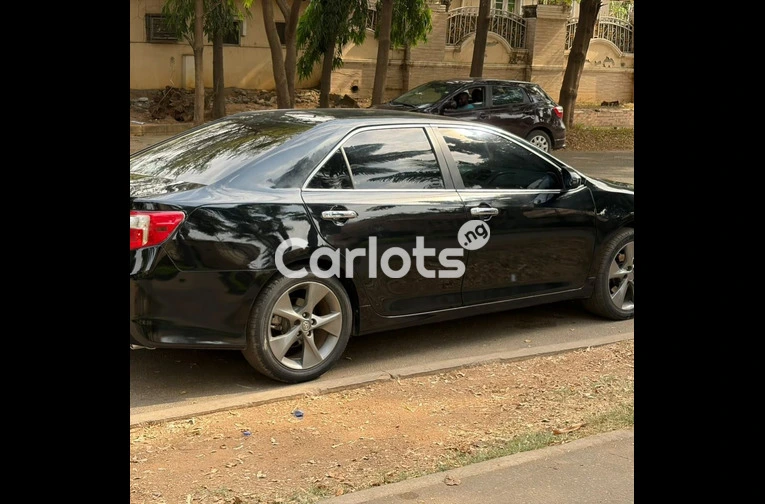 EXTREMELY CLEAN NIGERIAN USED 2013 TOYOTA CAMRY for sale in Abuja, FCT - thumbnail 4
