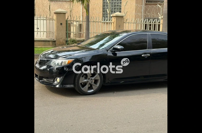 EXTREMELY CLEAN NIGERIAN USED 2013 TOYOTA CAMRY for sale in Abuja, FCT - thumbnail 5