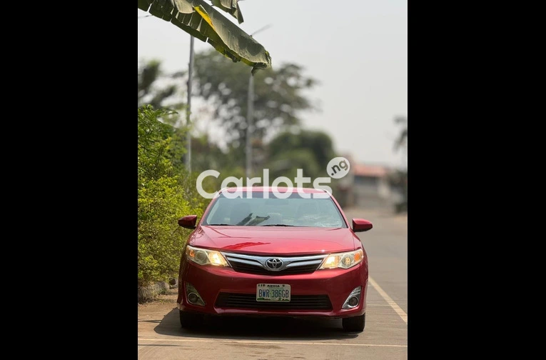 2013 TOYOTA CAMRY L E