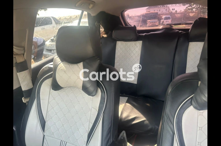 Nigerian Used Registered 2007  Lexus Rx 330 for sale in Abuja - photo 3 of 6