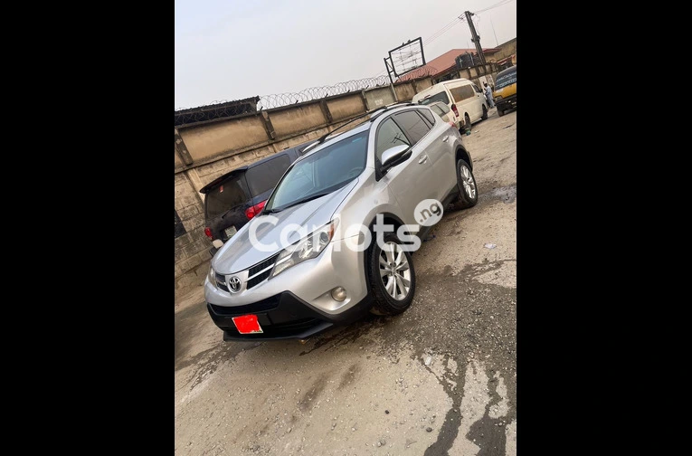 Nigerian Used PREMIUM FIRST BODY 2014 TOYOTA RAV4 LIMITED AWD for sale in Surulere, Lagos - photo 5 of 7