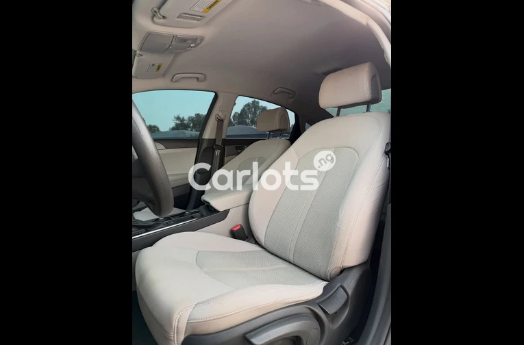 Nigerian Used Extremely Clean 2016 Hyundai Sonata for sale in Abuja, FCT - thumbnail 4