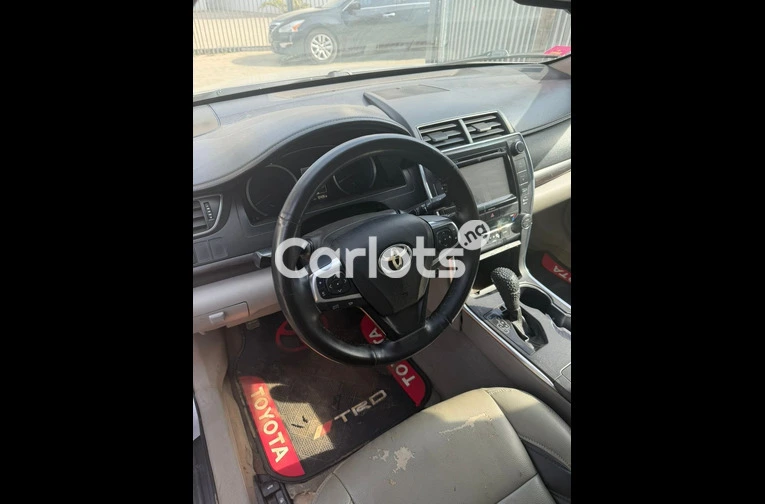 2016 TOYOTA CAMRY XLE - 2/7