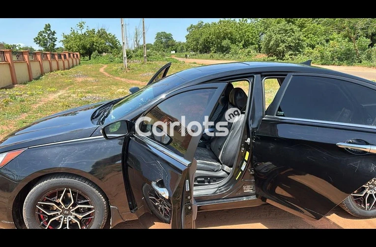 Nigerian Used Hyundai Sonata 2012 Black for sale in Surulere, Lagos - thumbnail 4
