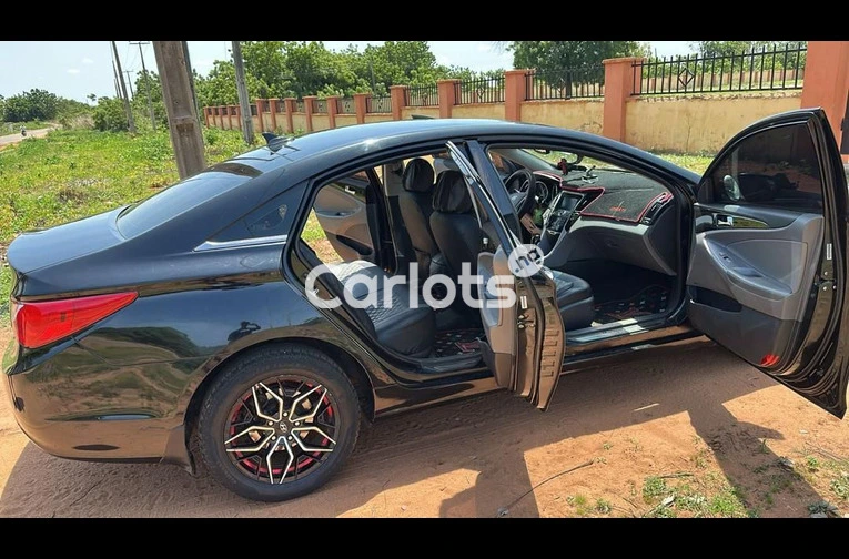 Nigerian Used Hyundai Sonata 2012 Black for sale in Surulere, Lagos - photo 5 of 7