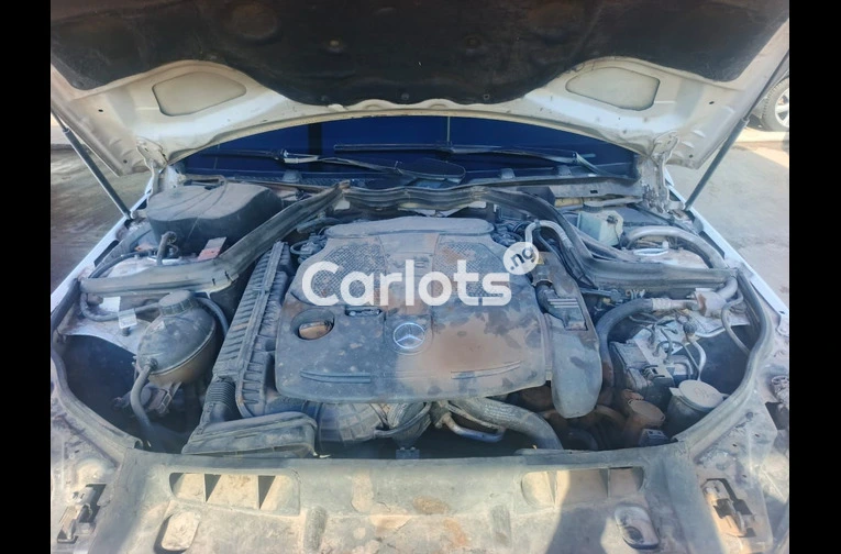 Nigerian Used UNREGISTERED 2012 MERCEDES C300 for sale in Garki, FCT - thumbnail 5