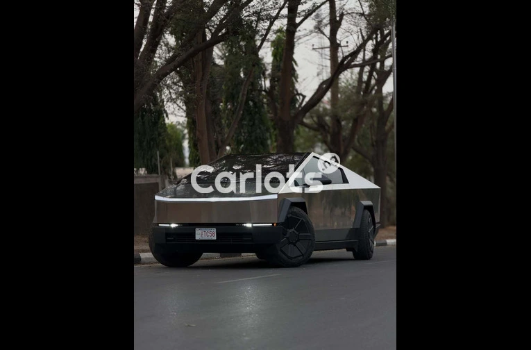 2025 Tesla Cybertruck FOREIGN USED - 1/7