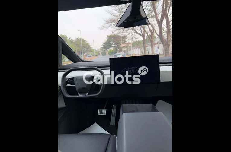 2025 Tesla Cybertruck FOREIGN USED - 3/7