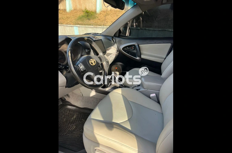 Nigerian Used 2008 TOYOTA RAV4 V6 for sale in Kaduna - thumbnail 2