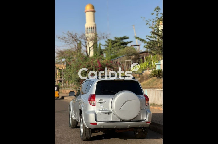 Nigerian Used 2008 TOYOTA RAV4 V6 for sale in Kaduna - thumbnail 4