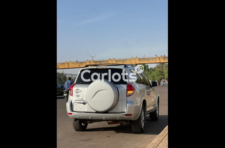 Nigerian Used 2008 TOYOTA RAV4 V6 for sale in Kaduna - thumbnail 6
