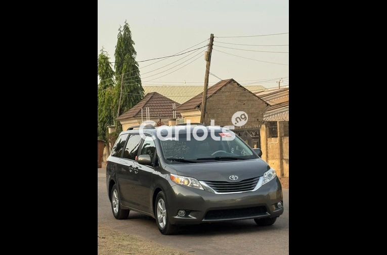 NEW ARRIVAL FOREIGN USED 2014 TOYOTA SIENNA LE for sale in Kaduna - photo 1 of 7