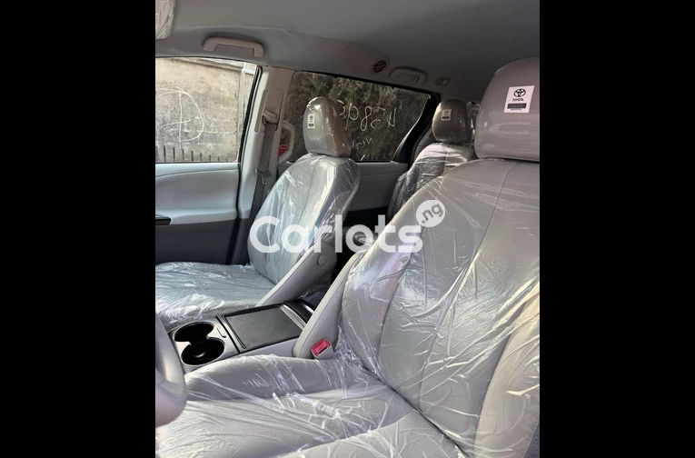 NEW ARRIVAL FOREIGN USED 2014 TOYOTA SIENNA LE for sale in Kaduna - thumbnail 5