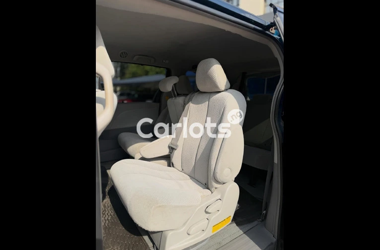 Nigerian used 2010 Toyota Sienna LE for sale in Abuja, FCT - thumbnail 4