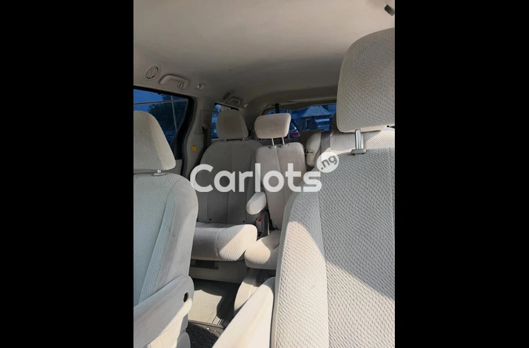 Nigerian used 2010 Toyota Sienna LE for sale in Abuja, FCT - photo 5 of 7