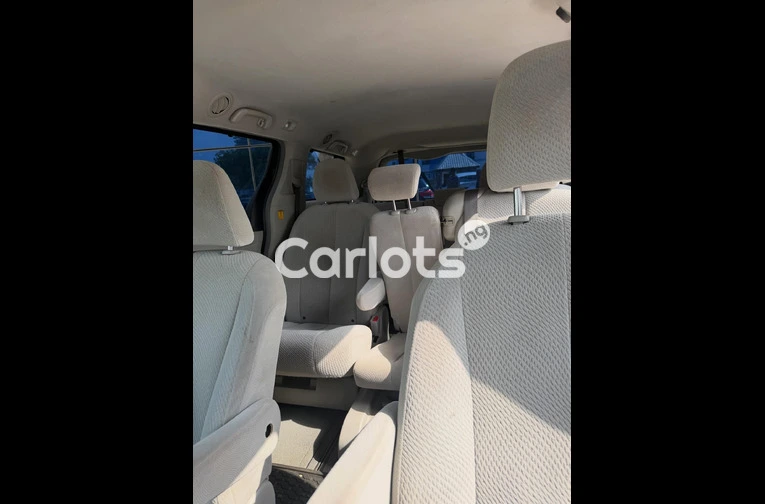 Nigerian used 2010 Toyota Sienna LE for sale in Abuja, FCT - thumbnail 5