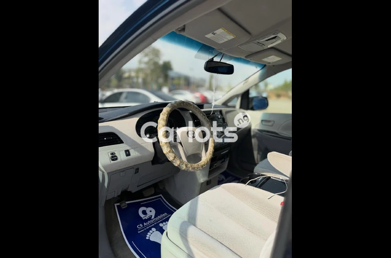 Nigerian used 2010 Toyota Sienna LE for sale in Abuja, FCT - photo 6 of 7